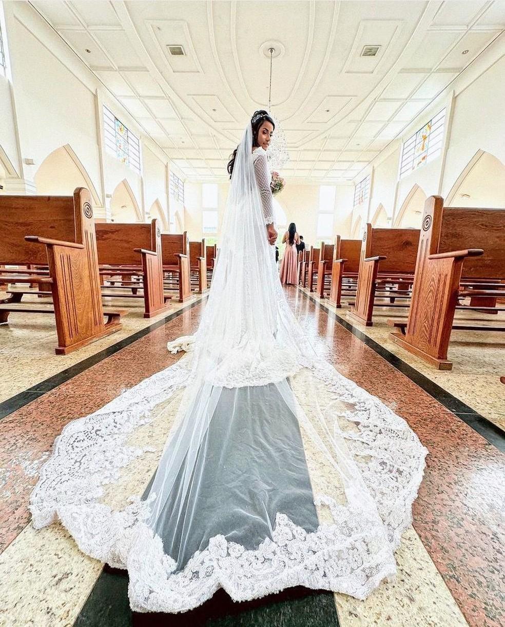 Noiva troca limusine e chega de retroescavadeira para casamento