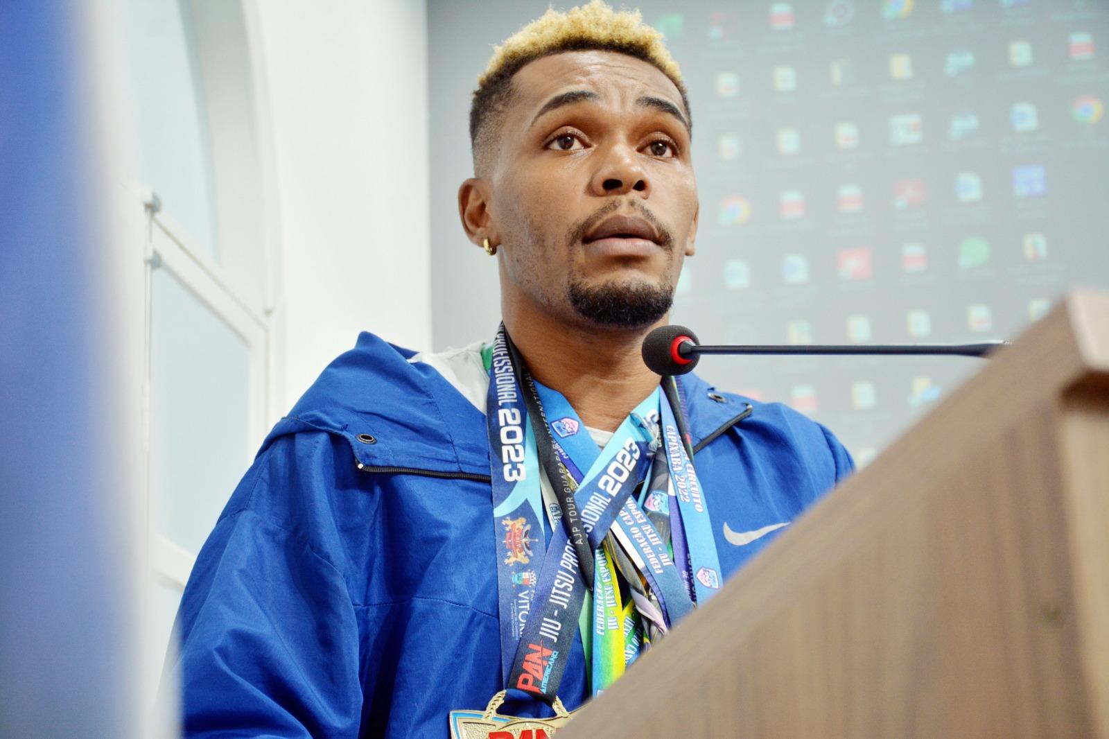 Campeão de jiu-jitsu, de São Mateus, pede ajuda para disputar campeonato em São Paulo