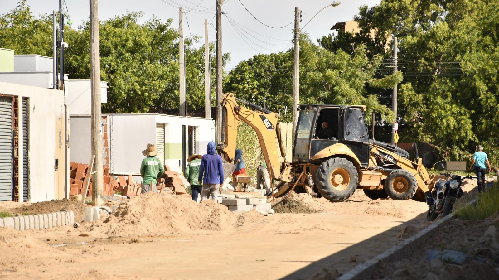 Calçamento chega no entorno da Escola Wallace Dutra, em Guriri, em São Mateus, ES