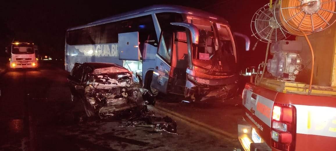 Grave acidente entre ônibus e carro na ES-080 deixa motorista morto 