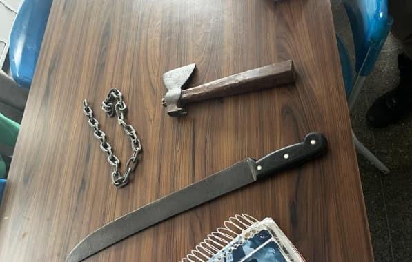 PM apreende adolescente armado com machado e facão em escola na Bahia
