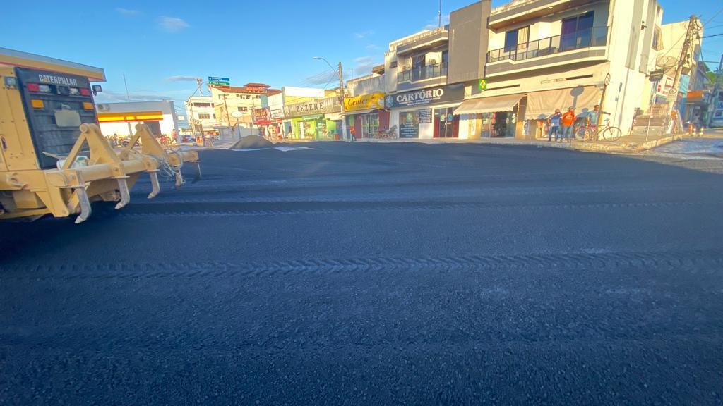 DER finaliza obra de pavimentação asfáltica em avenidas do Centro de Pedro Canário, ES