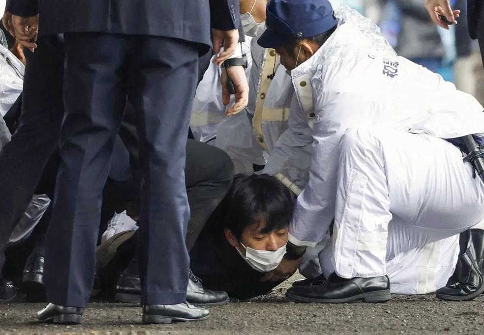 Primeiro-ministro do Japão é retirado às pressas de evento após explosão