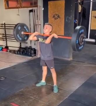Menino de 12 anos levanta 92 kg de peso, faz 700 abdominais e come oito ovos por dia