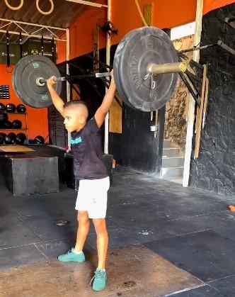 Menino de 12 anos levanta 92 kg de peso, faz 700 abdominais e come oito ovos por dia