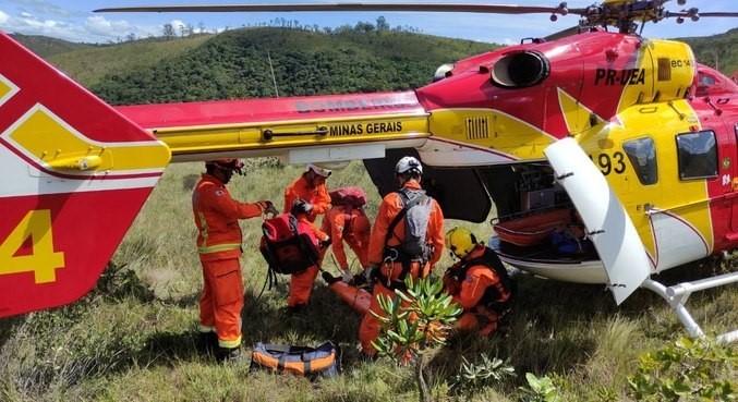 Mulher cai de altura de 10 metros em região de cachoeira em Itabirito (MG)