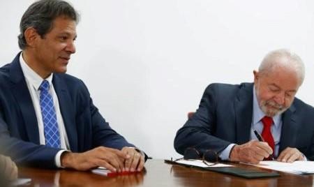 Lula e Haddad entregam projeto de novo arcabouço fiscal ao Congresso
