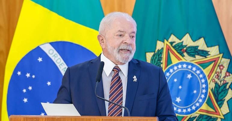Lula assina projeto de lei para garantir pagamento do piso nacional da enfermagem