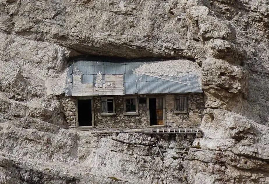 Cravada na rocha, casa misteriosa a 2.760 m de altura só é acessível por corda