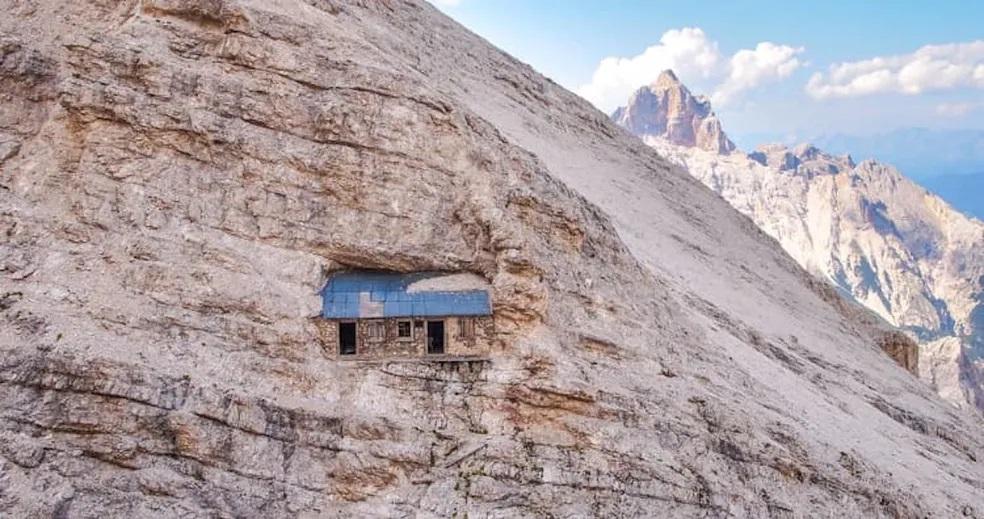 Cravada na rocha, casa misteriosa a 2.760 m de altura só é acessível por corda