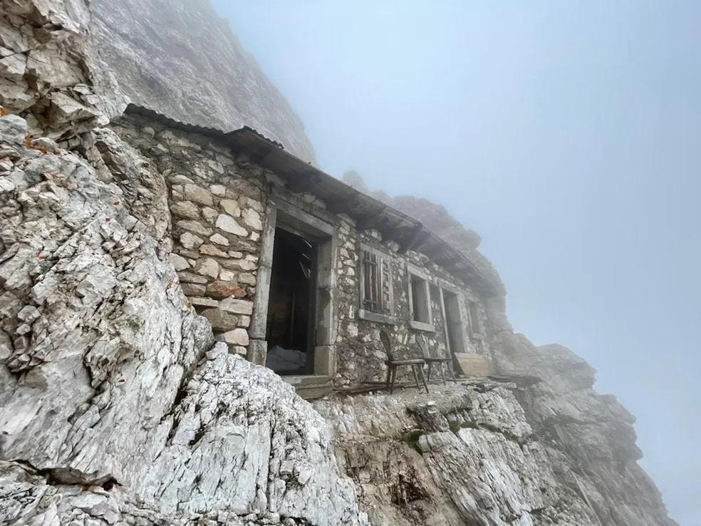 Cravada na rocha, casa misteriosa a 2.760 m de altura só é acessível por corda