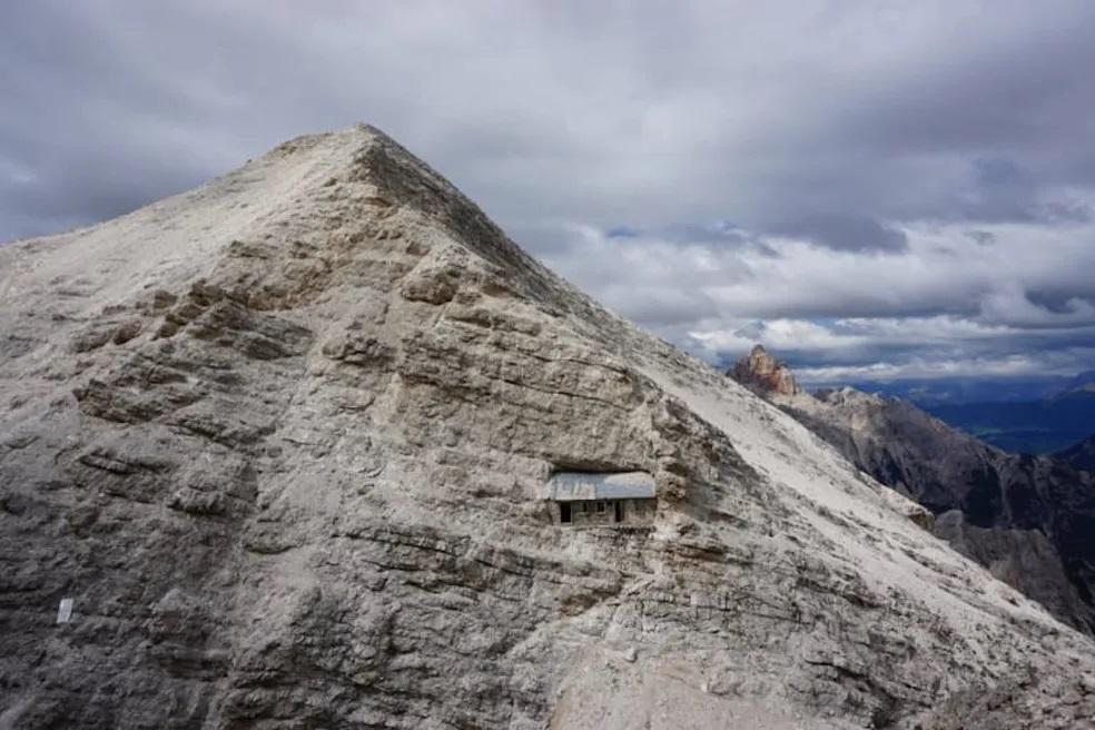 Cravada na rocha, casa misteriosa a 2.760 m de altura só é acessível por corda