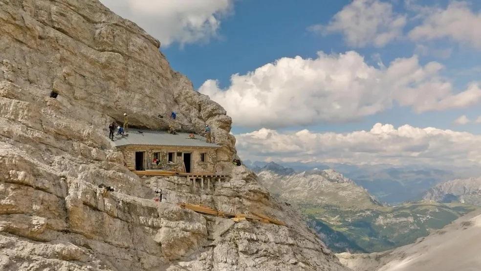 Cravada na rocha, casa misteriosa a 2.760 m de altura só é acessível por corda