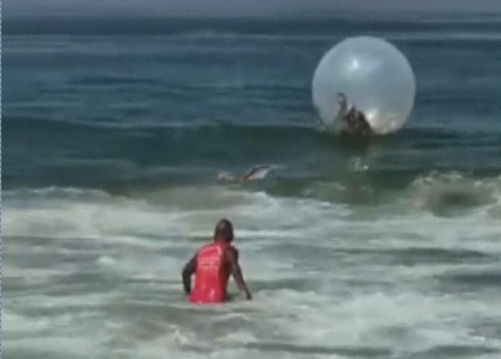 Bombeiros salvam casal à deriva em bolha inflável na Praia de Copacabana