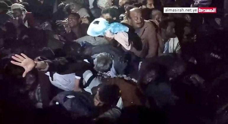 Tumulto para conseguir ajuda de R$ 40 deixa pelo menos 85 mortos