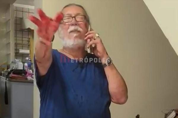 Perito Ricardo Molina urina e pisa em Bíblia e xinga mulher: “Morre, vagabunda”