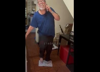 Perito Ricardo Molina urina e pisa em Bíblia e xinga mulher: “Morre, vagabunda”