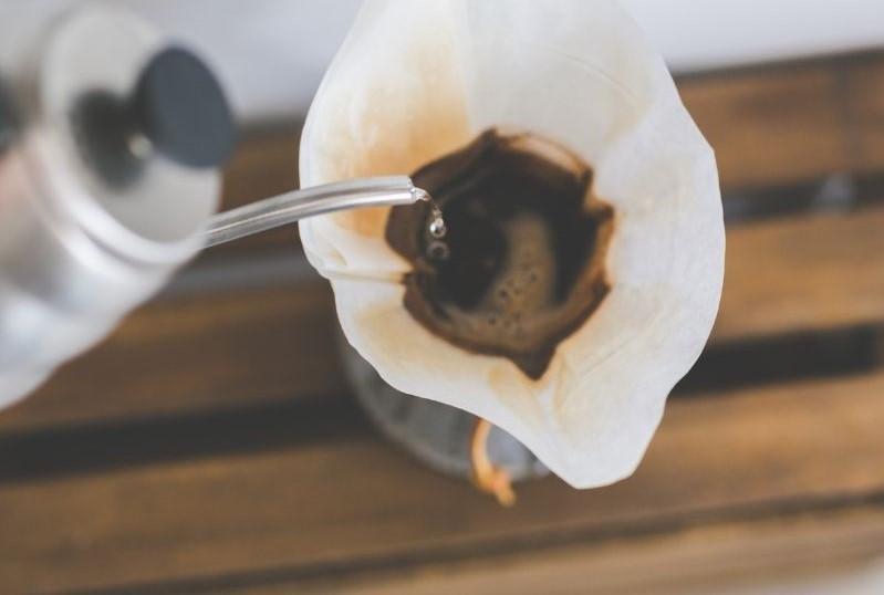 Café tem benefícios, mas pesquisa aponta que consumo da bebida pode causar aumento de palpitações cardíacas