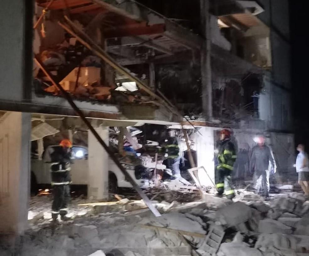 Explosão em condomínio atinge 10 apartamentos e deixa quatro feridos