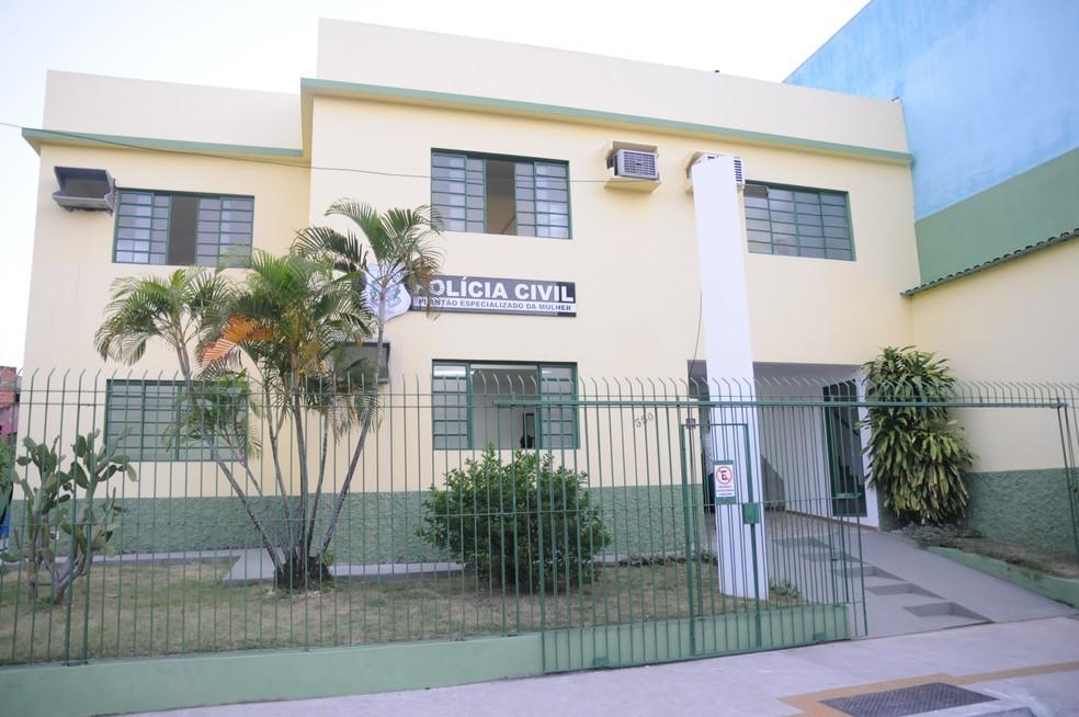 Homem esfaqueia esposa grávida, invade casas e é preso dentro de igreja, no ES
