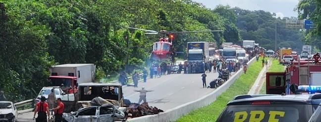 Grave acidente com 15 veículos na BR-408 deixa pelo menos 14 feridos
