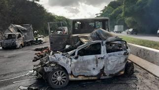 Grave acidente com 15 veículos na BR-408 deixa pelo menos 14 feridos