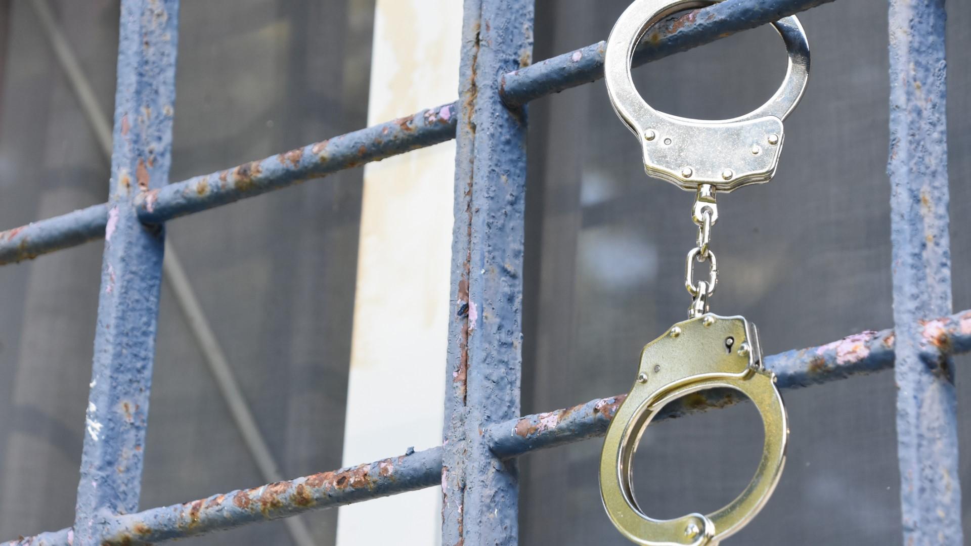 Mulher em surto mata a filha de 2 anos a facadas e come fígado da criança