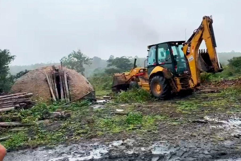 Suzano destrói casas e expulsa casal de idosos de 85 e 76 anos de sua própria terra, em Conceição da Barra, ES