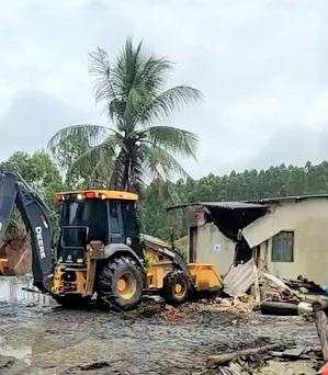 Suzano destrói casas e expulsa casal de idosos de 85 e 76 anos de sua própria terra, em Conceição da Barra, ES