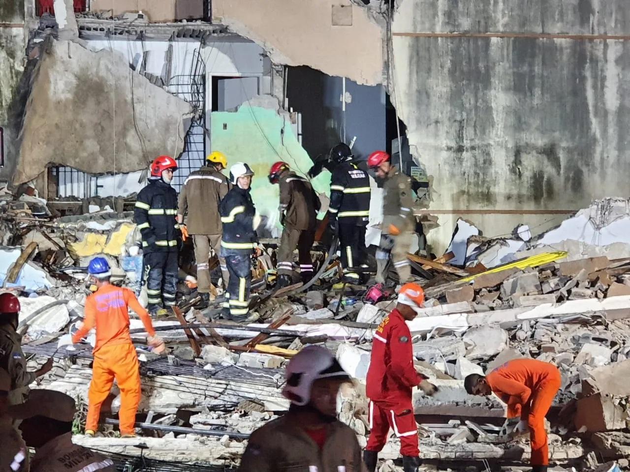 Edifício desabar em Olinda e deixa dois mortos; bombeiros tentam resgatar mais cinco pessoas