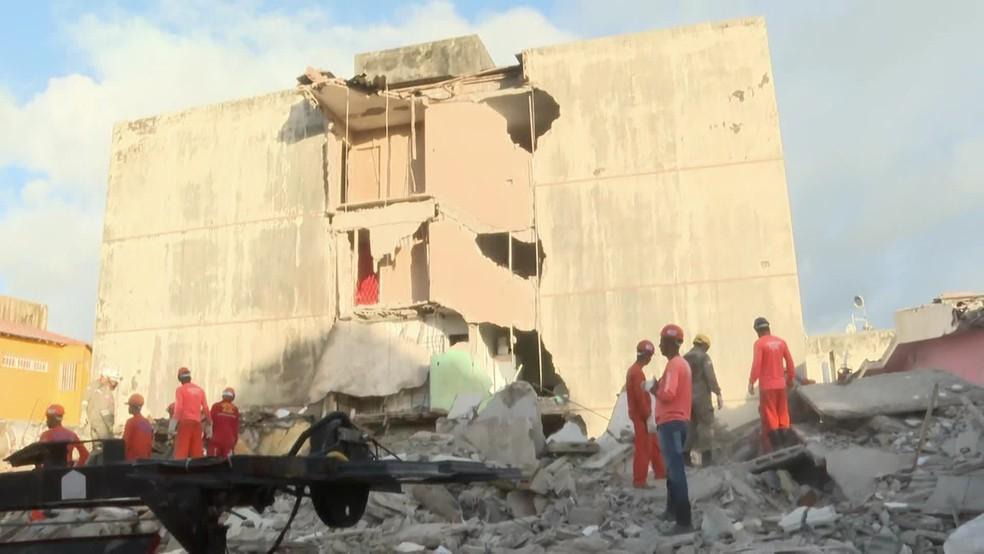 Edifício desabar em Olinda e deixa dois mortos; bombeiros tentam resgatar mais cinco pessoas