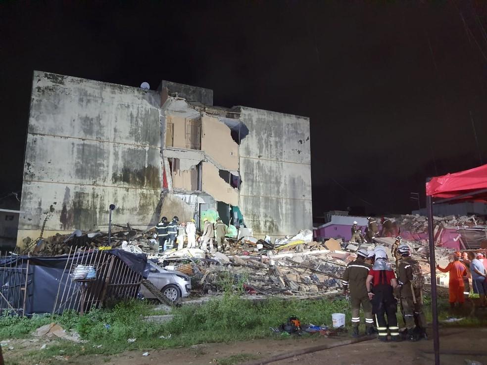 Edifício desabar em Olinda e deixa dois mortos; bombeiros tentam resgatar mais cinco pessoas