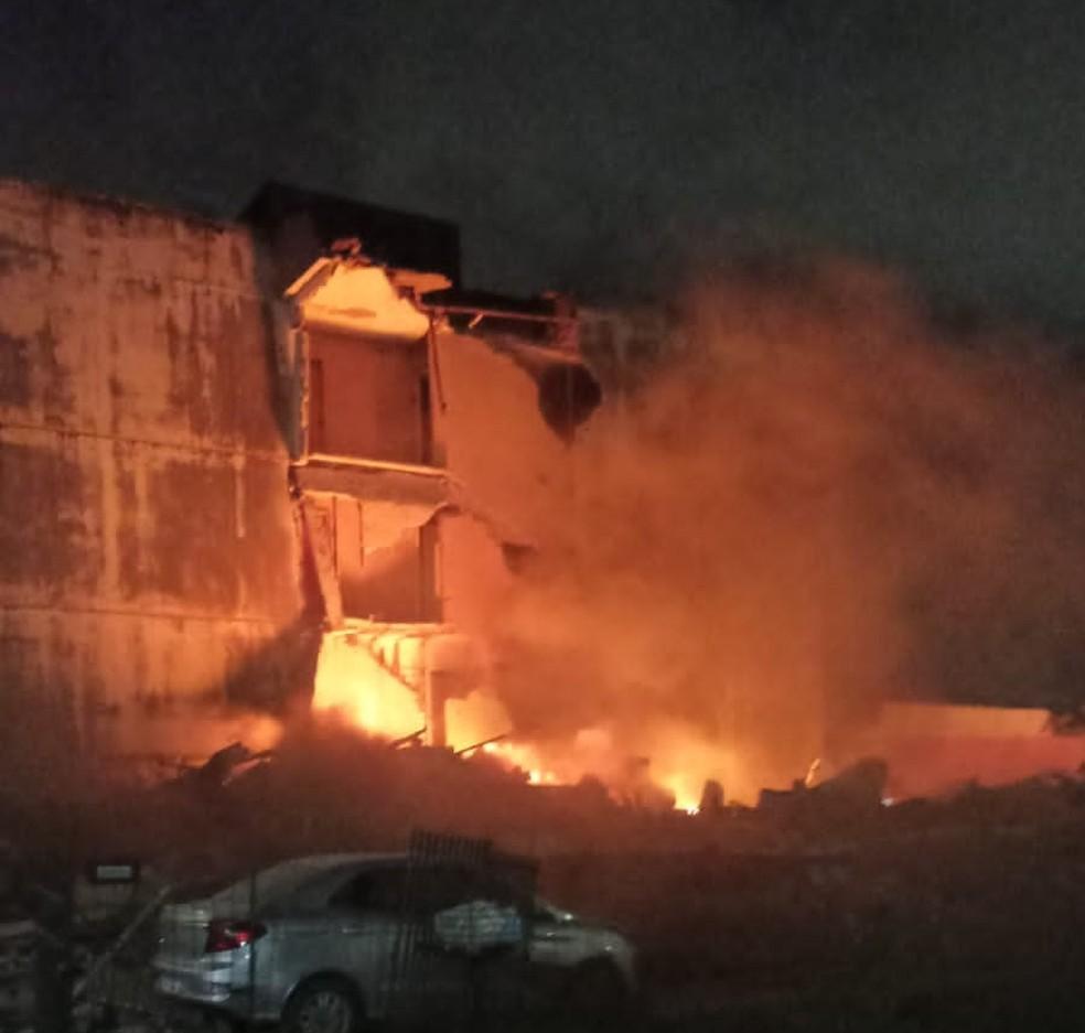 Edifício desabar em Olinda e deixa dois mortos; bombeiros tentam resgatar mais cinco pessoas