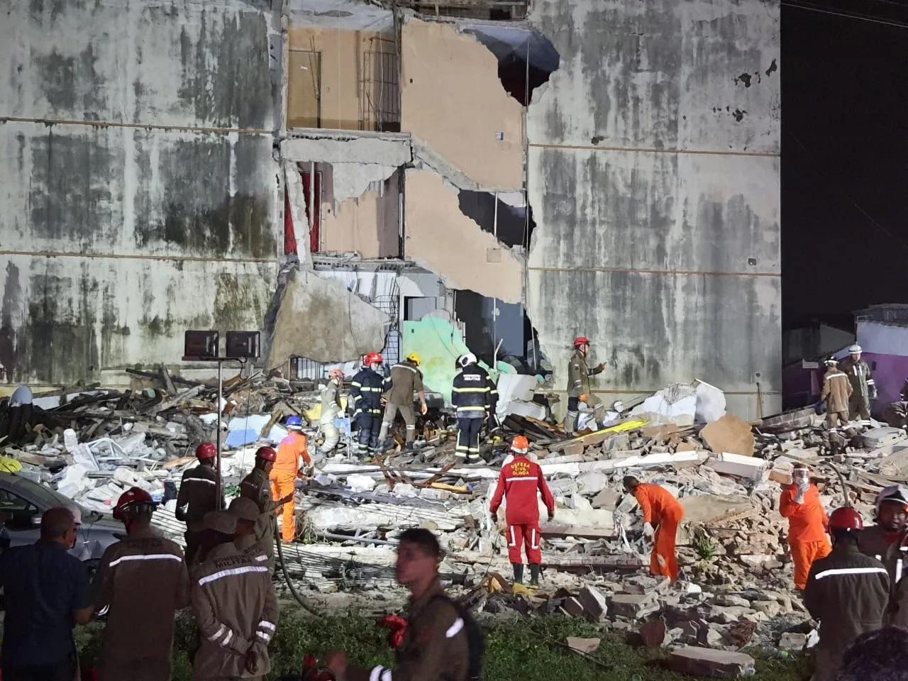 Edifício desabar em Olinda e deixa dois mortos; bombeiros tentam resgatar mais cinco pessoas