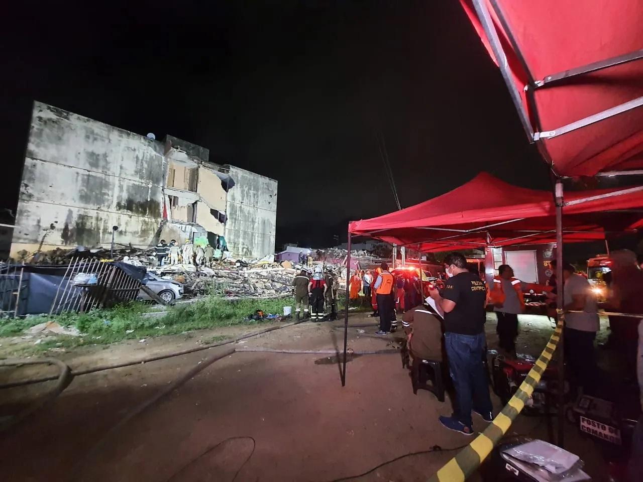 Edifício desabar em Olinda e deixa dois mortos; bombeiros tentam resgatar mais cinco pessoas