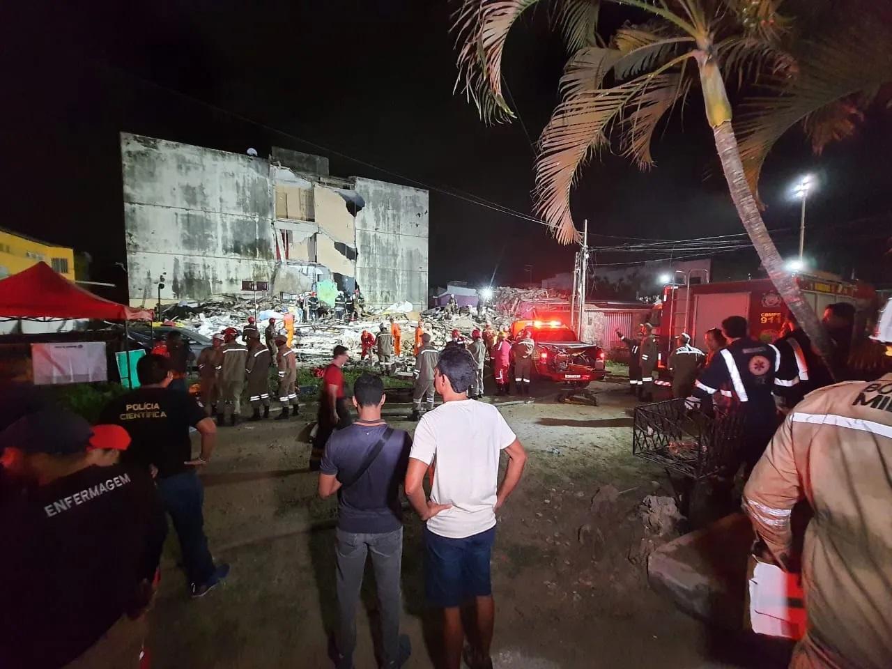 Edifício desabar em Olinda e deixa dois mortos; bombeiros tentam resgatar mais cinco pessoas