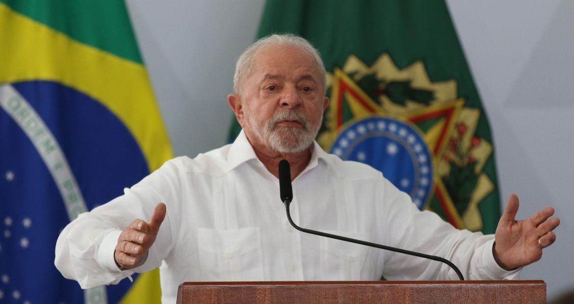 Lula anuncia aumento do salário mínimo e isenção do Imposto de Renda