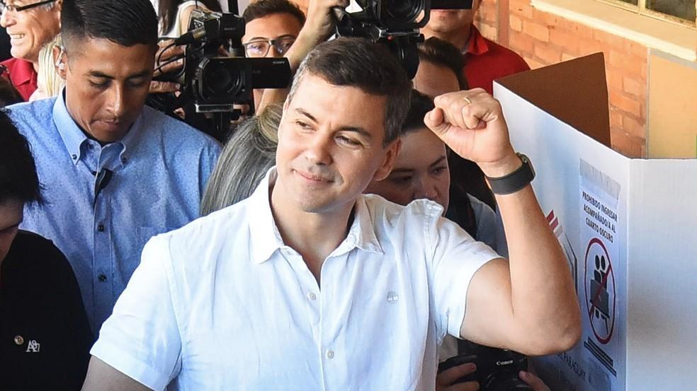 Santiago Peña, de 44 anos, vence eleições no Paraguai; conheça o novo presidente do país