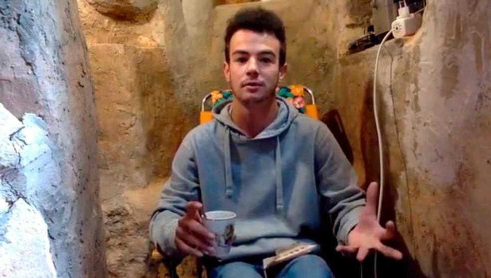 Jovem constrói casa subterrânea, que começou a cavar aos 14, após briga com os pais