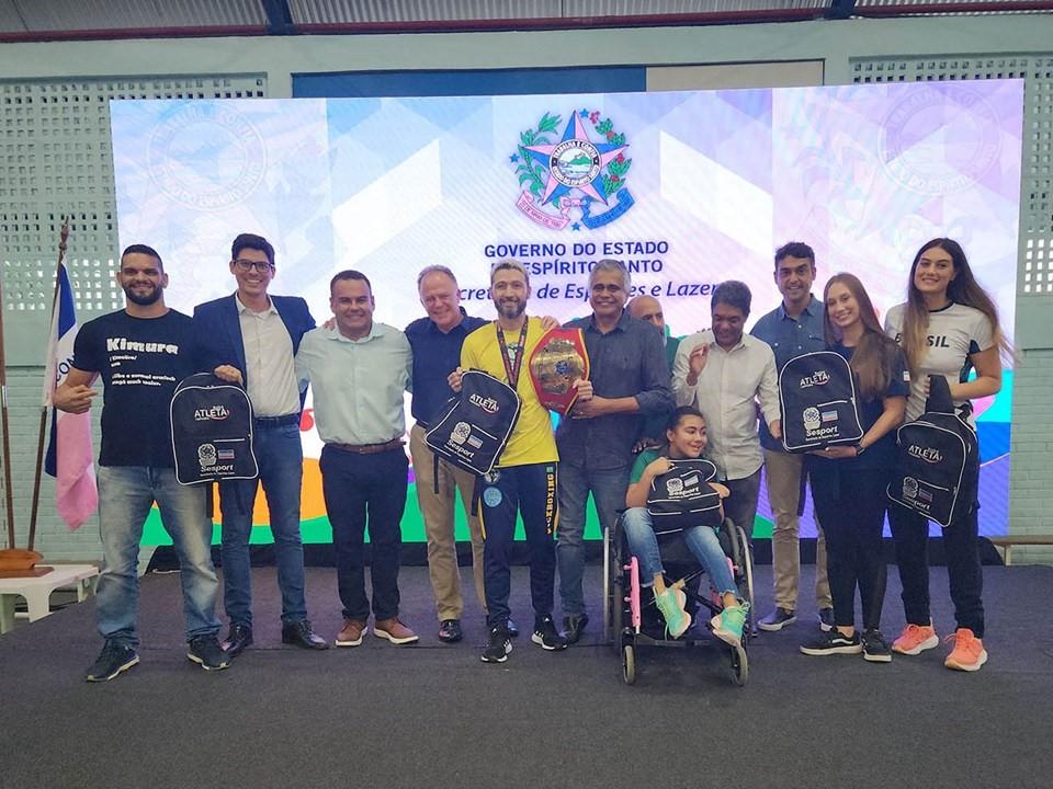 Casagrande realiza entrega dos kits do programa Bolsa Atleta, no ES