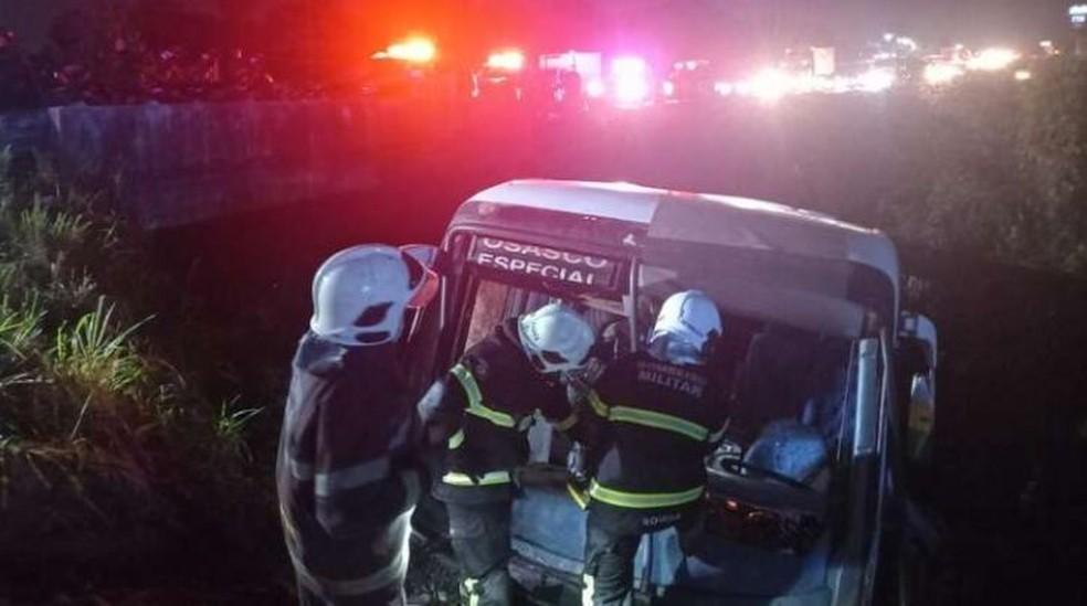 Ônibus cai em ribanceira na BR-116 e deixa seis pessoas em estado grave