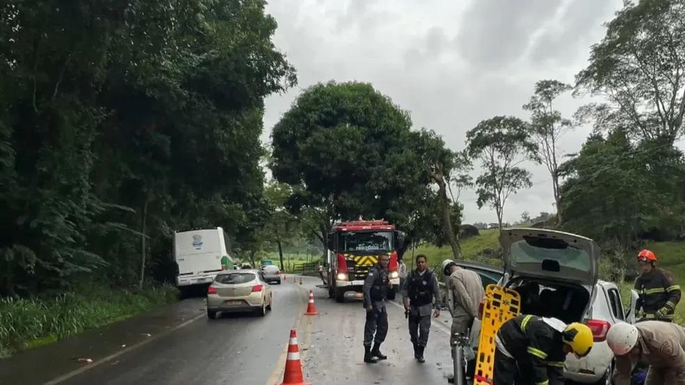 Acidente entre carro e ônibus na ES-257 deixa vítima presa às ferragens em Aracruz, ES