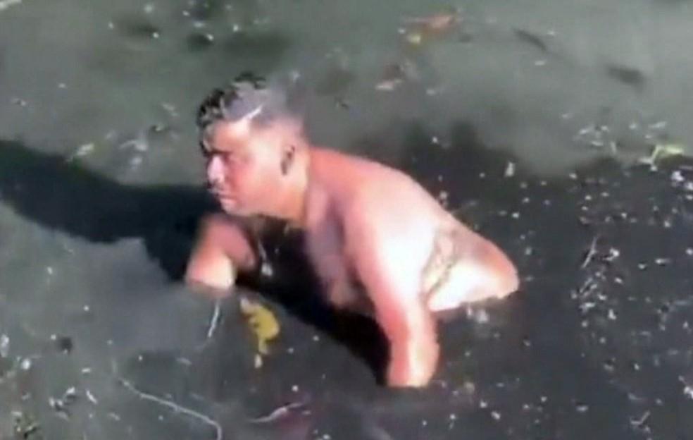 Homem pula em valão para resgatar celular, e ‘pescaria’ no esgoto dura três horas