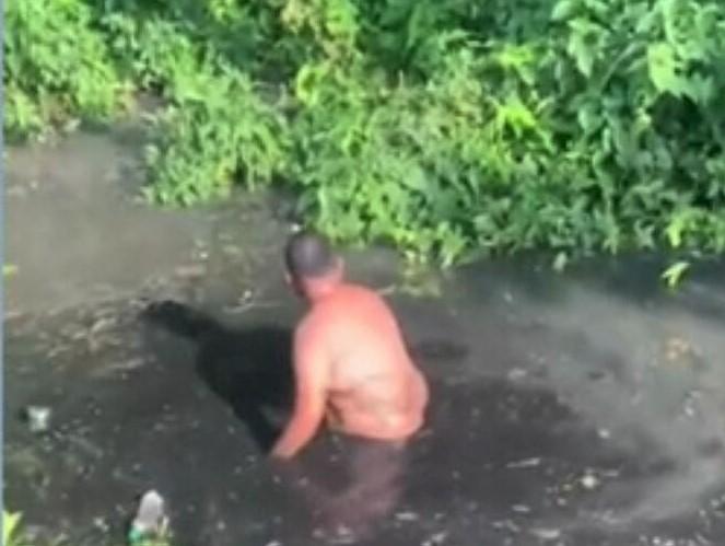 Homem pula em valão para resgatar celular, e ‘pescaria’ no esgoto dura três horas