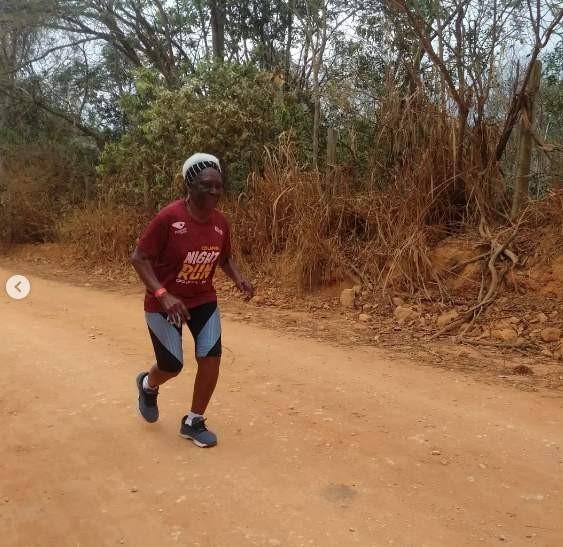 Vovó de Cachoeiro, no ES, dribla depressão com abóbora, angu e corrida aos 96 anos