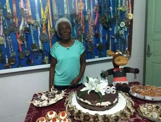 Vovó de Cachoeiro, no ES, dribla depressão com abóbora, angu e corrida aos 96 anos