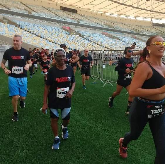 Vovó de Cachoeiro, no ES, dribla depressão com abóbora, angu e corrida aos 96 anos