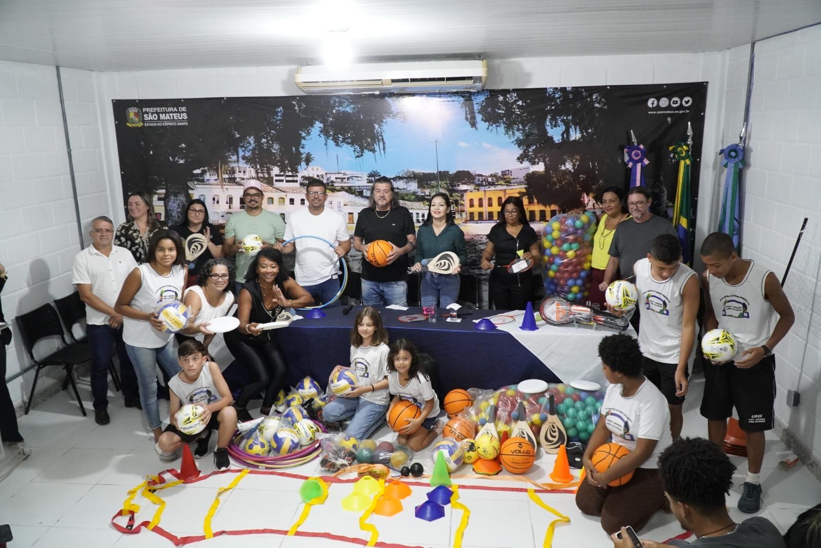 Daniel faz entrega de material didático-pedagógico para a prática da educação física em toda a rede escolar de São Mateus, ES