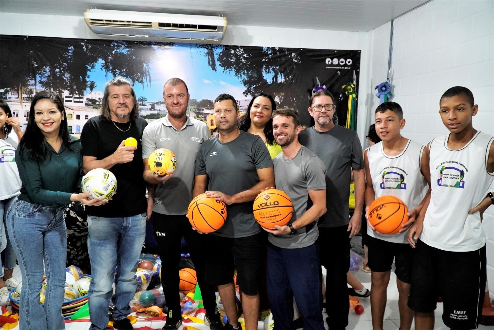 Daniel faz entrega de material didático-pedagógico para a prática da educação física em toda a rede escolar de São Mateus, ES