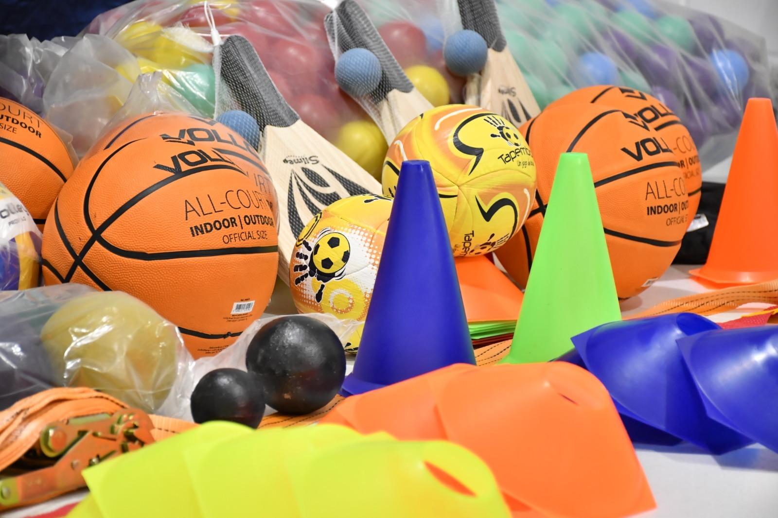 Daniel faz entrega de material didático-pedagógico para a prática da educação física em toda a rede escolar de São Mateus, ES